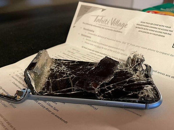 24. «Первая ночь отпуска в отеле, выдвигаем диван-кровать для детей и слышим громкий хруст»