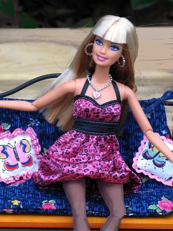 Şirket oyuncağı pazarlamanın yeni bir yolunu buldu. Barbie şık kıyafetleri ve geniş gardırobu ile adeta bir moda ikonu oldu.