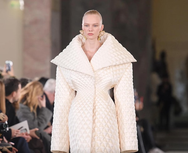 Наряду с одеждой натуральных цветов с широким вырезом горловины и тонкой талией, было представлена яркая коллекция аксессуаров бренда.