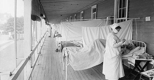 İspanyol Gribi: 1918 ile 1920 arasında virüsün 40 milyon ila 50 milyon arasında ölüme neden olduğu tahmin ediliyor, bu da Birinci Dünya Savaşı'ndaki toplam ölümlerden daha fazla.