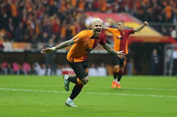 18. Avrupa'dan ve ABD'den transfer teklifleri alan Süper Lig'in kiralık yıldızı Mauro Icardi, PSG'den ayrılması durumunda ilk tercihinin Galatasaray olacağını sarı-kırmızılı yönetime iletti. (Fanatik)