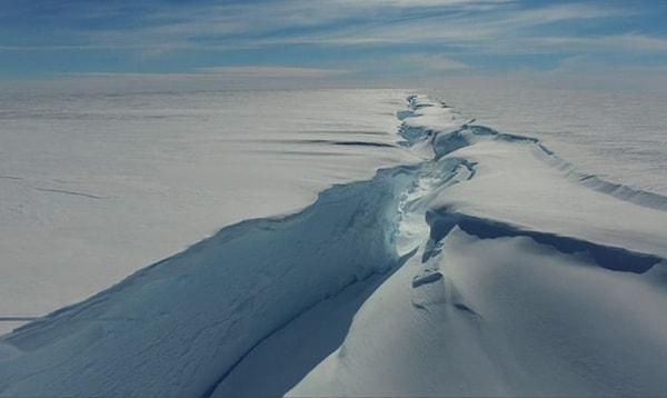 Alanya ilçemizden daha büyük dev bir buz dağı Antarktika buz sahanlığından koptu.