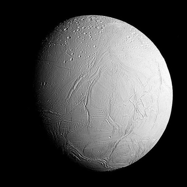 Satürn'ün buzla kaplı küçük uydusu Enceladus'un buzlu kabuğunun altında yalnızca sıvı bir okyanus olduğundan şüphelenilmiyor.