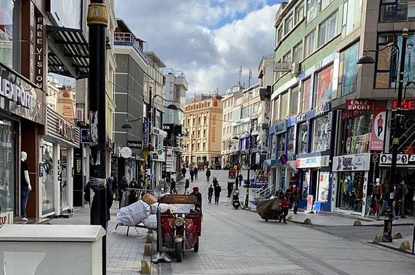 İstanbul Laleli'de dükkan sahibi M.Ş., kiracısını çıkarabilmek için delikler açtığı tavandan müşterileri kaçırmak için sarımsaklı su, yağ ve çamaşır suyu döktü.