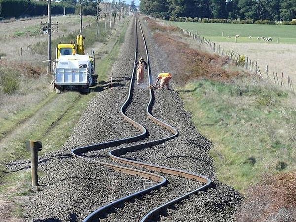 16. Hem sıcaklık hem de deprem yüzünden bükülen demiryolu, Yeni Zelanda 👇