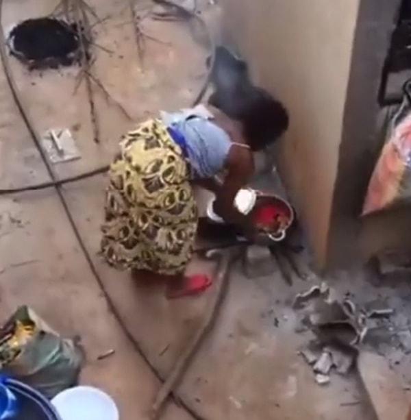 Videoda genç kadının yemek yaptığı ve bir anda iç çamaşırını çıkararak tencerenin içine koyduğu görülebiliyor.