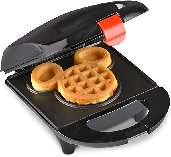 En tatlı hediyelerden biri Disney Mickey waffle makinesi...