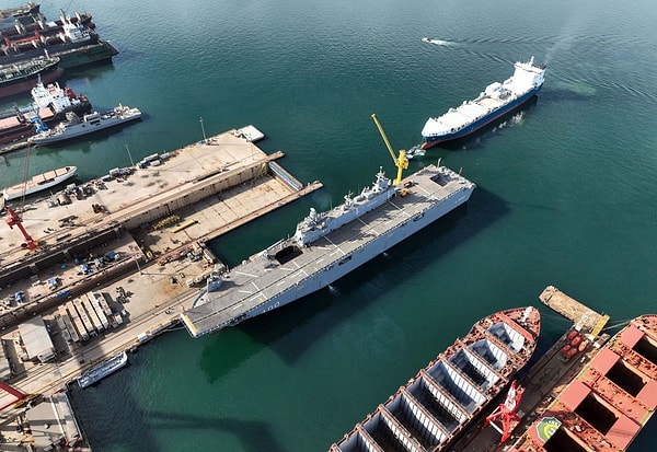 BAYKAR Teknoloji Genel Müdürü Haluk Bayraktar, TCG Anadolu için dikey iniş kalkış ve konvansiyonel iniş kalkış yapabilen SİHA geliştirdiklerini ve bir yıl içerisinde hazır olacağını duyurmuştu.