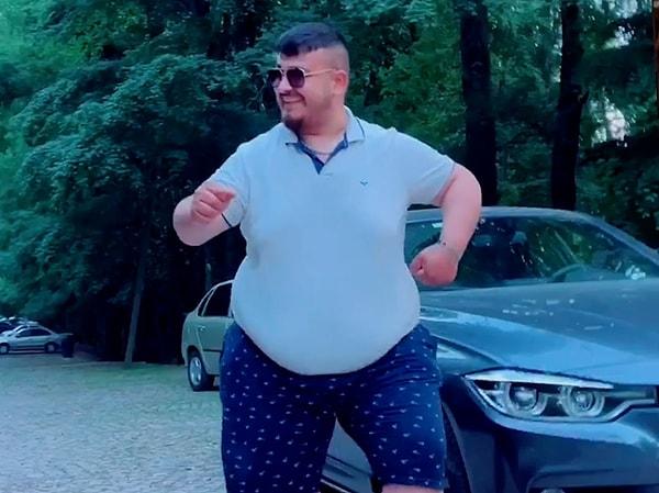 Beyaz tişört ve gözlük ile Skibidi Dop şarkısında göbek dansı yapan Yasin Cengiz, internetin unutulmazları arasına girerken o danslar da tüm dünyada viral oldu.