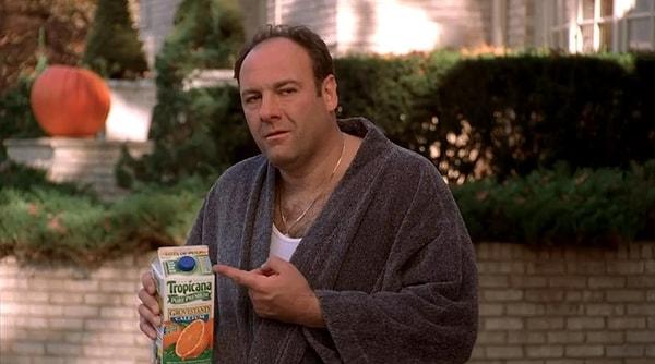 The Godfather'ın ikonik turuncu portakal sembolü, suç türü yapımların her yerinde görülebilir. The Sopranos'ta Tony, hayatına kastetmeden hemen önce portakal suyu alır. Breaking Bad'de, Walt Albuquerque'ye döndüğünde ürkmüş bir komşu bir torba portakal düşürür.