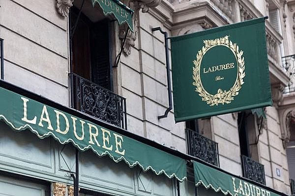 1862’de kurulan ve Fransa’nın en önemli pastanelerinden biri olan Laduree’nin mutfağında Louis Ernest Laduree’nin kuzeni Pierre Desfontaines’in iki makaron arasına enfes bir ganaj (tereyağ) kreması koymasıyla Fransa bambaşka bir makaronla tanışmıştır.