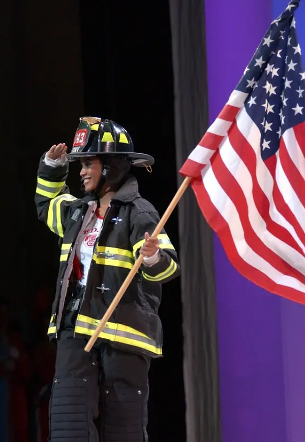 Причем тут национальные традиции непонятно, но давайте поглядим на костюм еще и в профиль