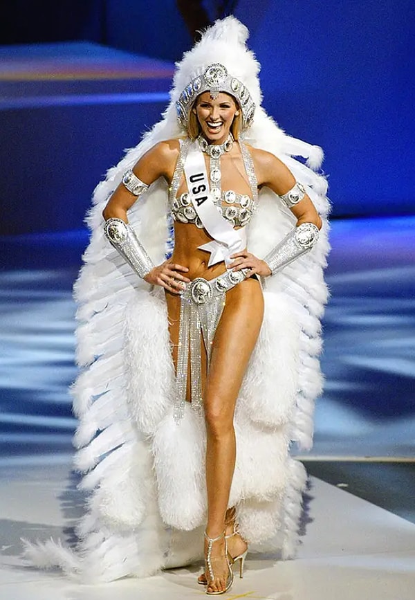 2004-ый — костюм гладиатора с гигантскими белыми перьями. WTF???