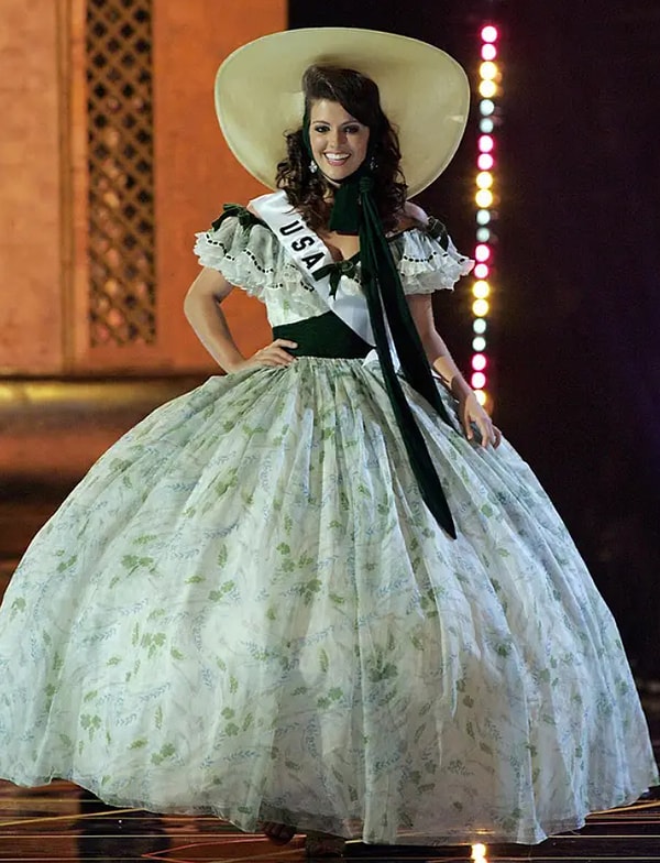 В 2005-ом мисс США оделась в костюм южанки