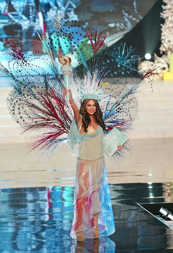 В 2012-ом мисс США косплеила Статую Свободы. Подбираемся к самому интересному...