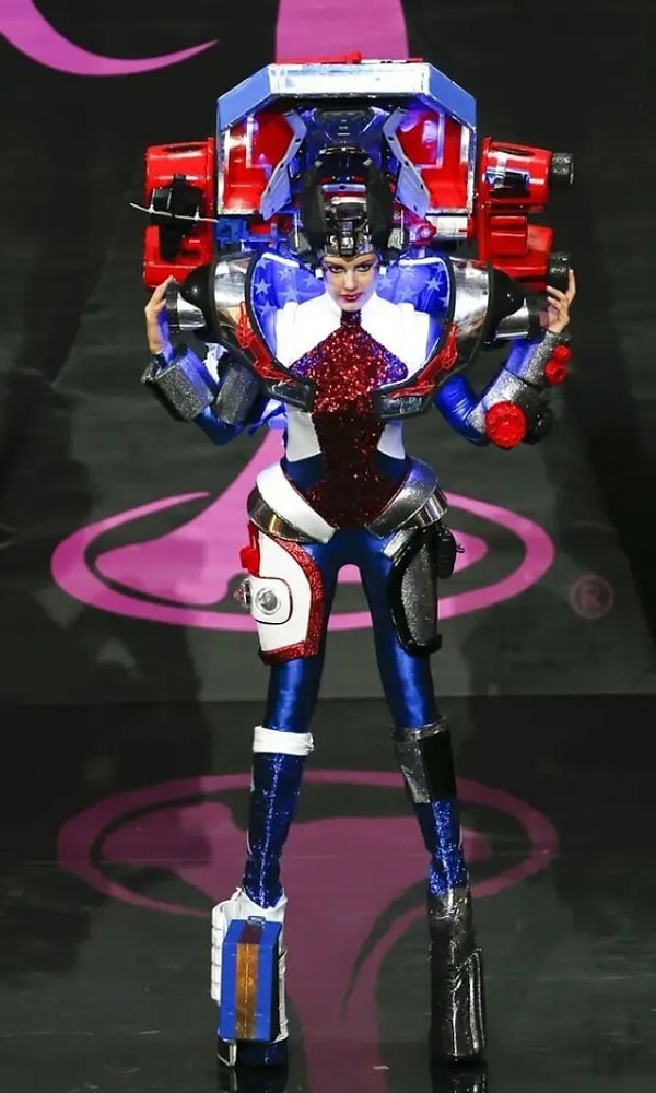 ТАДААМ!!! 2013-ый и костюм трансформера! США, что у вас там вообще происходит?