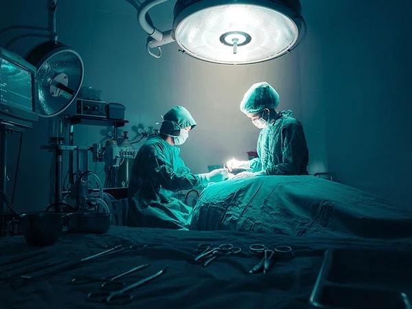 Dr. Karl Kruszelnicki ile birlikte çalışan hemşire, ameliyathanede gaz çıkardığında sterilize olan bir ortamı kirletip kirletmediğini merak etti ve bunu doktora sordu.