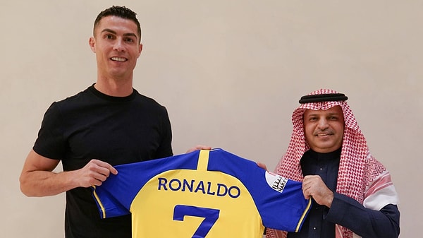 Ünlü futbolcu Cristiano Ronaldo, son zamanlarda Al-Nassr'a olan transferiyle gündemde.