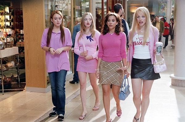 Lindsay Lohan, Rachel McAdams, Lacey Chabert, Amanda Seyfried'ın başrollerinde yer aldığı filmin birçok ikonik repliği o zamanlardan beri gençler arasında kullanılır oldu.