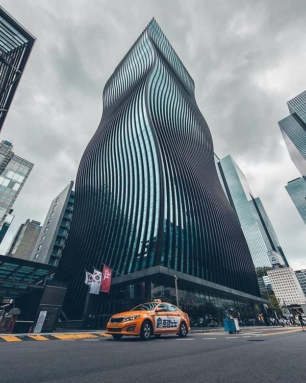 16. Güney Kore'de bulunan 'Seocho Garak' binasının dalgalı mimarisi...