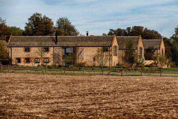 Dört çocukları olan çift, bahsi geçen çiftlik evlerini 2017 yılında 6 milyon sterline satın almıştı. Malikanenin şimdiki değeri 12 milyon değerinde.