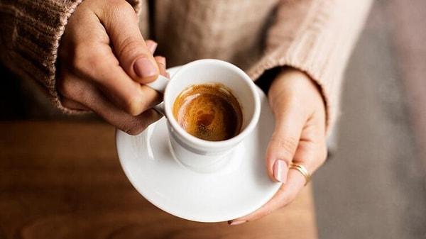 Erken saatlerde kahve tüketimine de dikkat etmelisiniz. Fazlaya kaçmadan kahve tüketebilirsiniz.