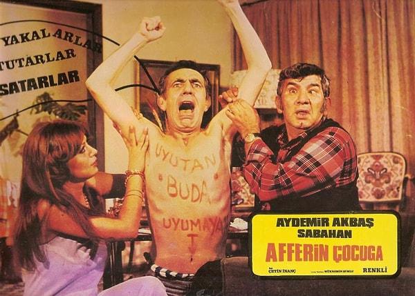 Komedinin, klişenin ve basit senaryonun eksik olmadığı bu filmlerin en büyük başrol oyuncusu da Aydemir Akbaş. Çünkü kendisi hem komik hem de halktan, sıradan bir adamı temsil ediyor.