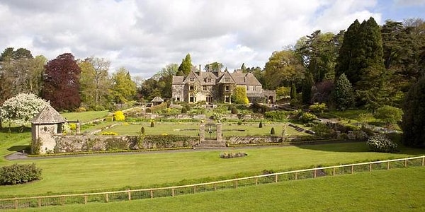 Как-то они сказали, что больше всего в этом особняке любят смотреть телевизор в ванне.