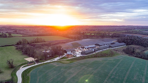 Тем не менее, как выяснилось, Бэкхемы хотят продать свой особняк в Котсуолд, так как там очень шумно. Виной всему стал загородный клуб Soho Farmhouse, дорога к котором пролегает прямо мимо недвижимости Бекхэмов.