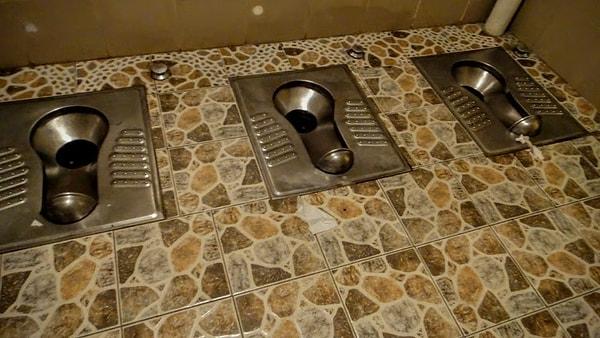 13. “Çin’de halka açık tuvaletlerin neredeyse hepsi alaturka, üstelik hiçbir kapı olmadığı için mahremiyetiniz de sıfır…”