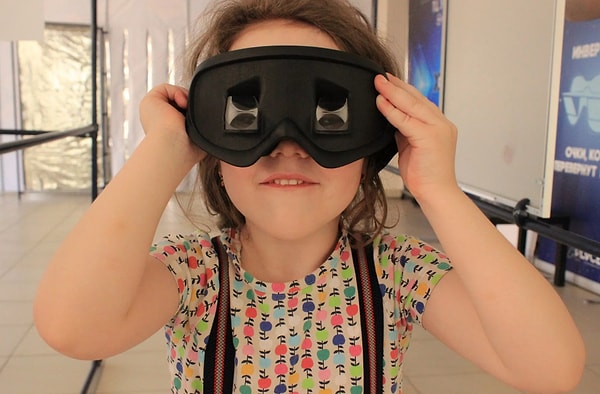 1. Если вы примерите специальные очки, которые вертикально переворачивают ваше зрение, так что все оказывается вверх ногами, ваш мозг в конечном итоге приспособится к этому, и все будет выглядеть «нормально»