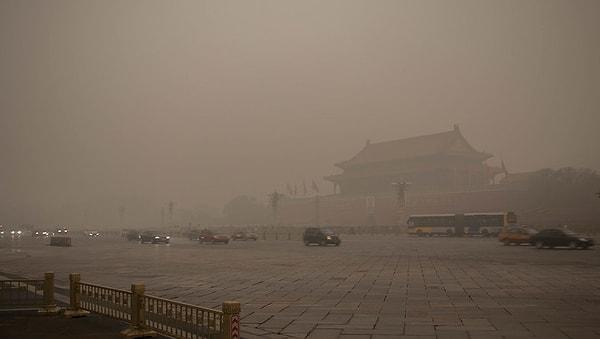 4. “Çin’de hava kirliliği o kadar kötü seviyelerde ki orada kaldığım bir ayın sonunda sürekli öksürüyordum, sesim çatallaşmıştı ve nefes sıkıntıları yaşıyordum.”