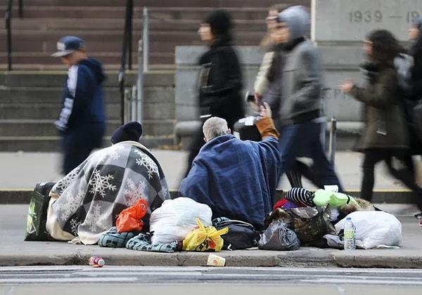11. “Dünyadaki en zengin ülkelerden biri olmasına rağmen ABD’de sokaklarda yatan, madde bağımlısı evsiz insanların sayısı çok fazlaydı.”