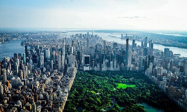 14. “Dünyayı gezerken çok fazla gökdelen gördüm ancak New York gerçekten en kalabalık gökdelen nüfusuna sahipti, sürekli yukarı bakmaktan boynum tutuldu.”