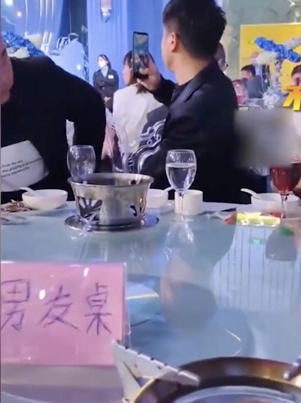 Çin'in sosyal medya hesaplarında paylaşılan videoda bir masanın etrafında beş erkek ve iki kadın oturuyor. Birbirlerini tanımayan insanlar ne olduğunu anlamaya çalışırken garip garip etrafa bakıyorlar.