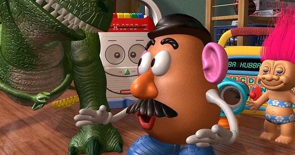10. Toy Story (1995) filminde Mrs. PotatoHead'in adı söylenirken arkada 'Hubba Hubba yazıyor.