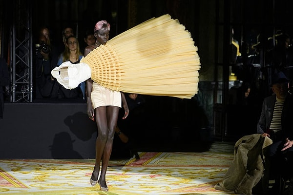 Вы только посмотрите на это — Viktor & Rolf взяли и сломали реальность