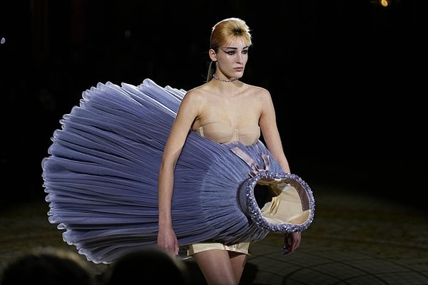 Но затем платья перевернулись и как будто зависли в воздухе