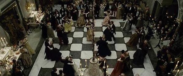 3. Sherlock Holmes: A Game of Shadows (2011) filmindeki dans pisti satranç tahtası şeklinde yapılmış.