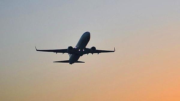 Türkiye'den sınır dışı edilerek ülkesi Tunus'a gönderilen yolcu, uçakta kabin memuruna saldırdı. Olay üzerine uçak İstanbul Havalimanı'na acil iniş yaparken, yolcu gözaltına alındı.