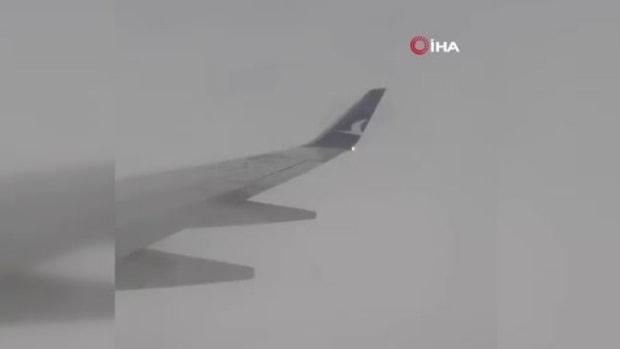 Antalya’da Turuncu Kod: Uçağa Yıldırım İsabet Etti