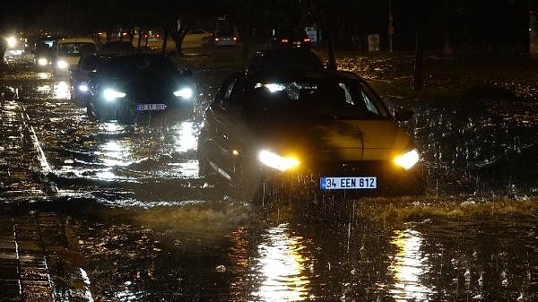 Meteorolojinin kuvvetli yağış ve fırtına nedeniyle 'turuncu' kod uyarısı verdiği turizm şehri Antalya’da, sabah saatlerinde etkili olan rüzgar, öğleden sonra fırtınaya dönüşürken, akşam saatlerinde ise sağanak yağış etkili oldu.