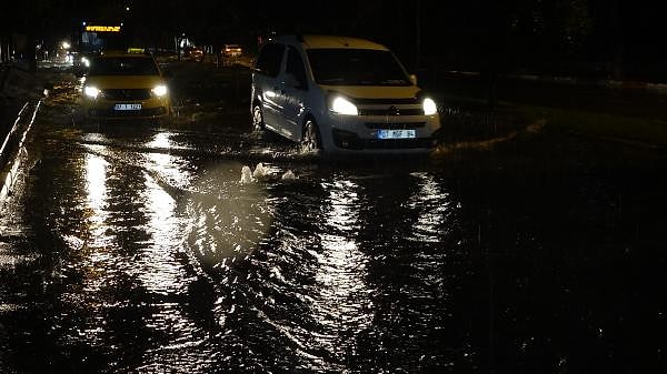 Çakırlar bölgesinde etkili sağanak nedeniyle cadde ve sokaklar sular altında kaldı. Araç sürücüleri ilerlemekte güçlük çekerken, Boğaçayı deresinde su debisinin yükselmesiyle yol trafiğe kapandı.