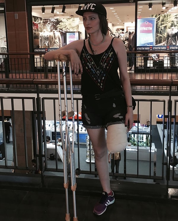 Bacağındaki tümörden dolayı bir bacağı kesilen Neslican Tay, ilk paylaşımında yaşadıklarını ve ağır kemoterapi sürecini anlattı.