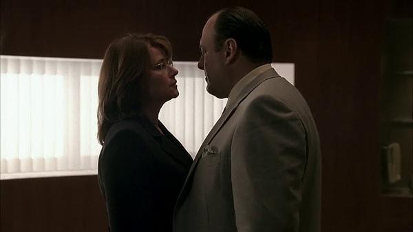 Dizide Tony Soprano sık sık baygınlık geçirmesi üzerine Dr. Jennifer Melfi'e başvurarak psikiyatri seanslarına katılıyor.