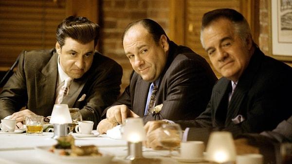 İzleyiciler ve eleştirmenler tarafından yalnızca bir dizi değil, hayata dair müthiş tespitler ve metaforlarla dolu bir hazine olarak görülen The Sopranos, bakalım Türkiye'ye nasıl uyarlanacak?