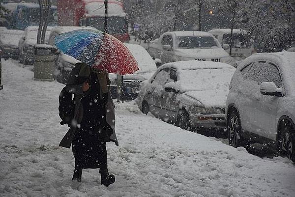 Şen, açıklamasında İstanbul'da Pazar gününden itibaren sıcaklıkların 6 dereceye kadar düşeceğini belirtti. Kar yağışı için ise Şubat ayının 2 ve 3. gününü işaret etti.