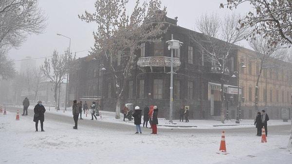 Kar yağışı ve sisin etkili olduğu şehirde, Kars Belediyesi ekipleri karla mücadele çalışması başlattı.