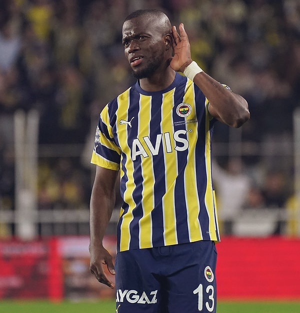 İkinci kez topun başına geçen Enner Valencia hata yapmadı ve beraberlik golünü kaydetti. İki dakika sonra muhteşem bir hücum organizasyonu golle süsleyen isim yine Valencia oldu. İlk yarı 2-1 Fenerbahçe'nin üstünlüğüyle sona erdi.