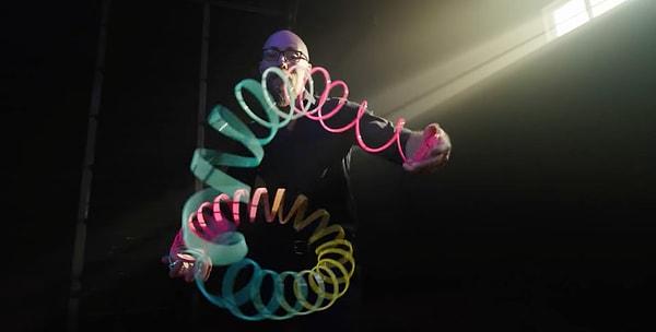 Slinky Josh, yıllardır satılan bu oyuncağı bir sanat formuna dönüştürüyor desek yeridir.